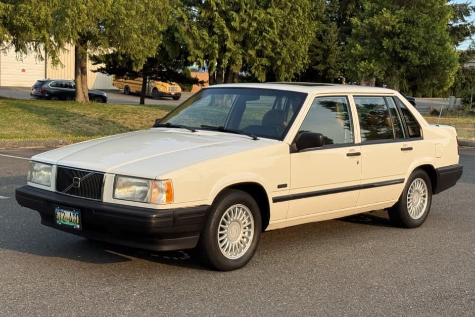 1995 Volvo 900-Series sold for $9,000