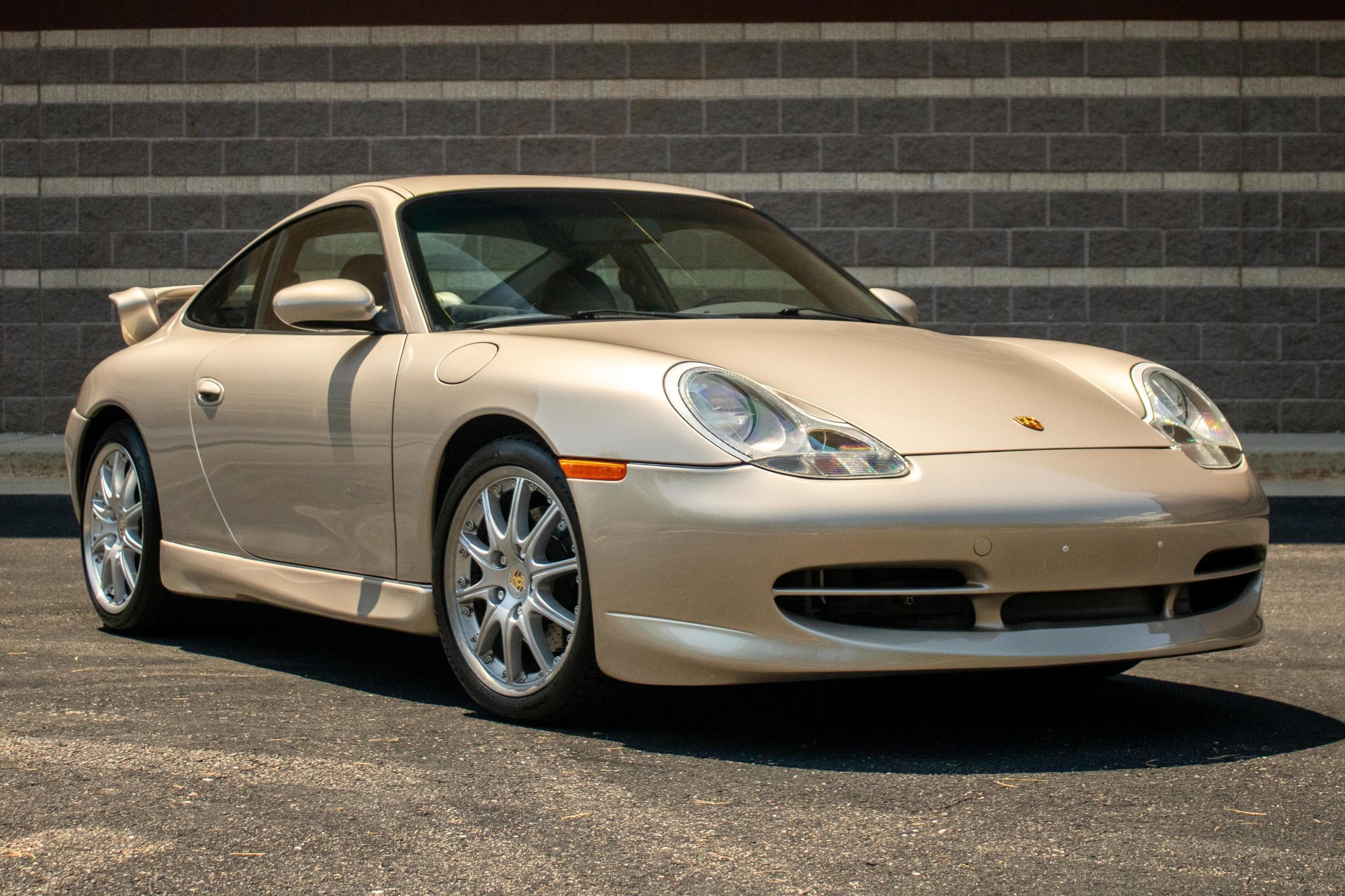2000 Porsche 996 911 sold for $38,200