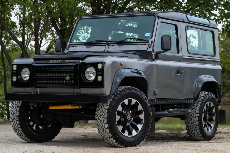 1995 Land Rover 90 / Defender 90 (Euro Spec) sold for $21,000