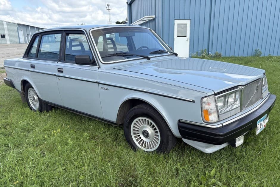 1985 Volvo 240 sold for $6,600