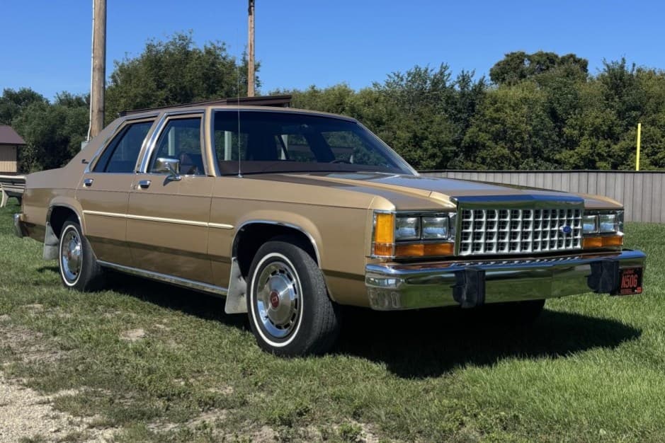 1984 Ford Crown Victoria sold for $5,900