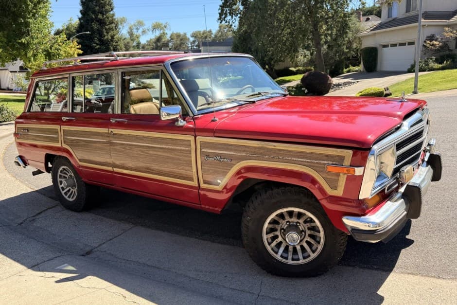 1988 Jeep SJ Grand Wagoneer sold for $10,050