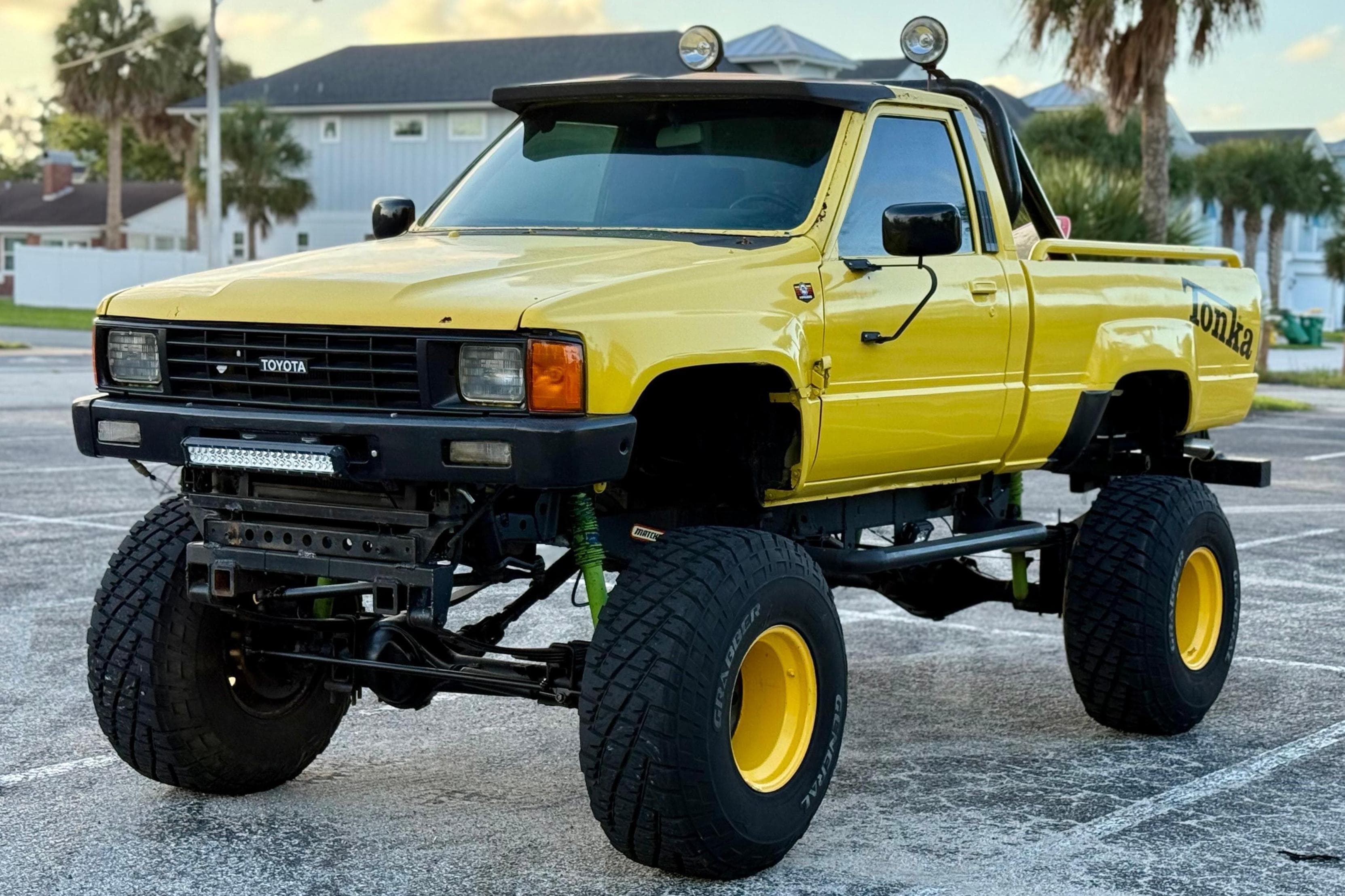 1986 Toyota Pickup sold for $4,800