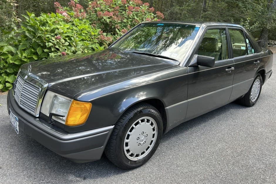 1992 Mercedes-Benz W124 E-Class sold for $2,500