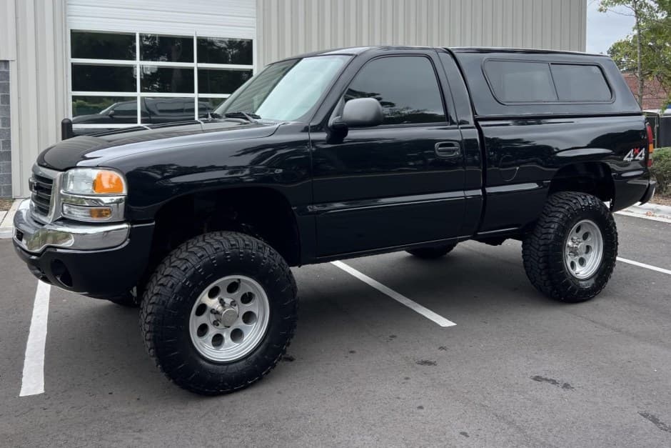 2004 GMC Sierra (GMT800 1999-2007) sold for $11,500