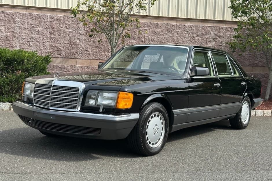 1989 Mercedes-Benz W126 S-Class sold for $32,500