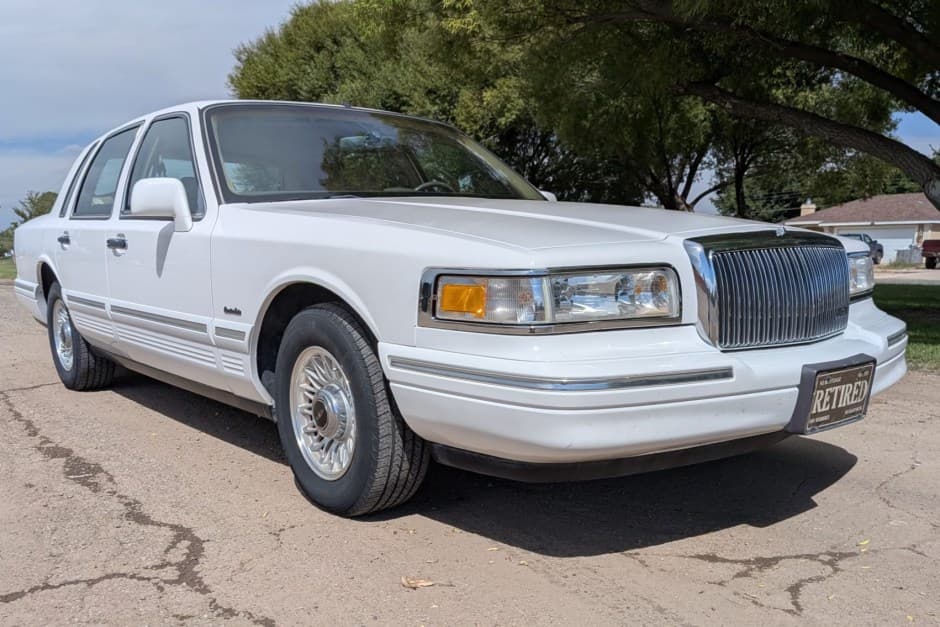 1997 Lincoln Town Car sold for $7,199