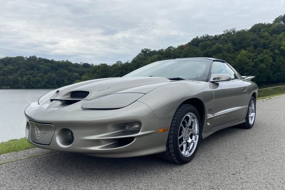 2002 Pontiac Firebird (1993-2002) sold for $16,250