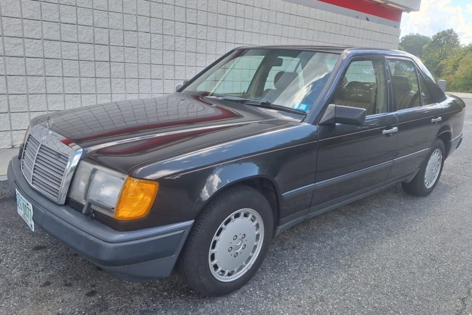 1987 Mercedes-Benz W124 E-Class sold for $5,400