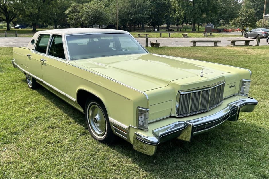 1975 Lincoln Continental (1970-1979) sold for $9,200
