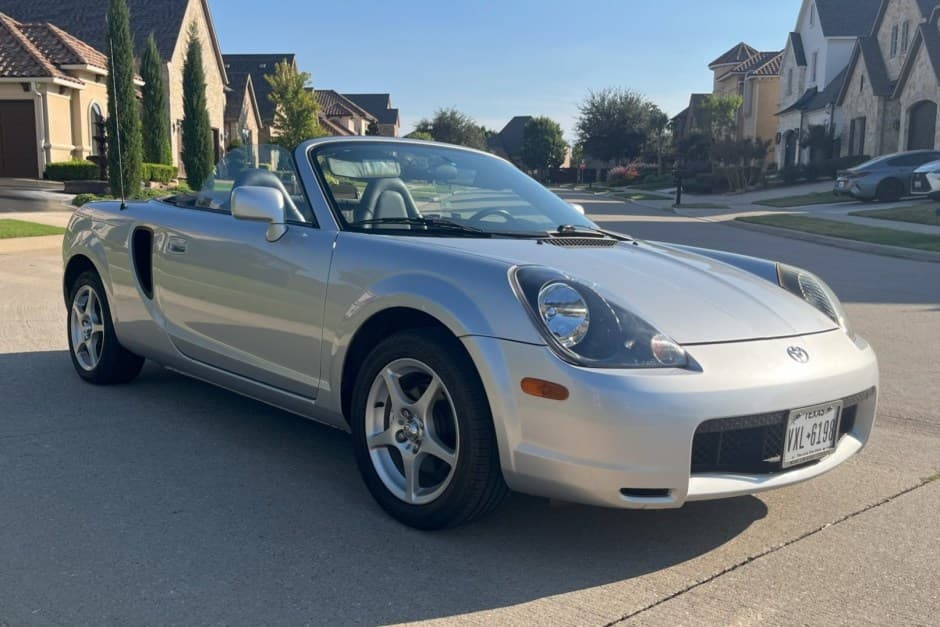 2002 Toyota W30 MR2 sold for $5,326