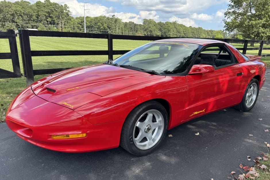 1994 Pontiac Firebird (1993-2002) sold for $15,277