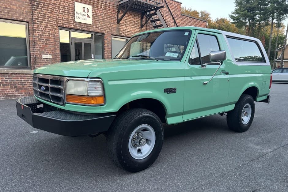 1994 Ford Bronco 4th-5th Generations 1987-1996 sold for $15,500