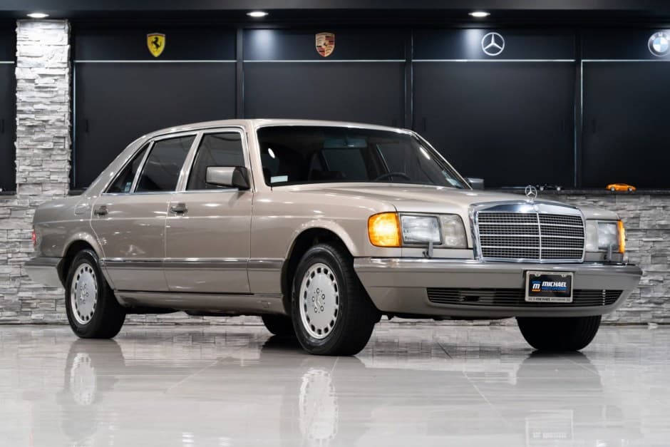 1989 Mercedes-Benz W126 S-Class sold for $32,750