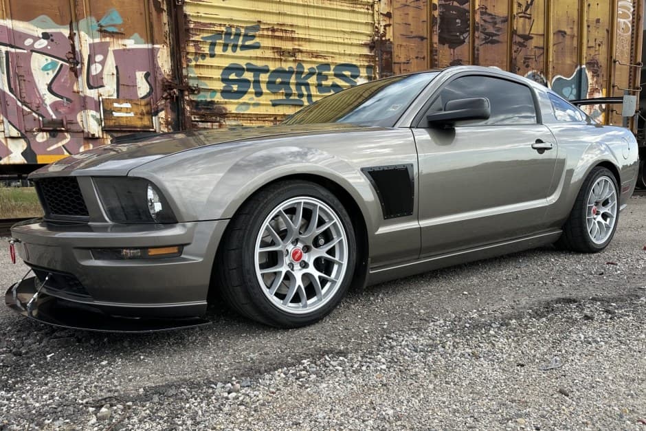 2005 Ford Mustang S197 2005-2014 sold for $13,250