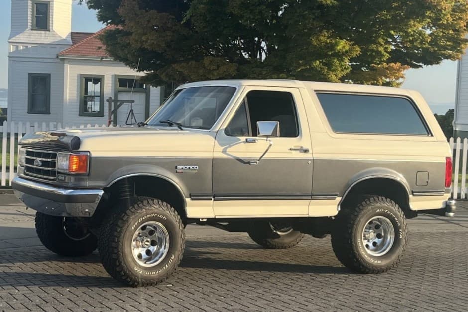 1990 Ford Bronco 4th-5th Generations 1987-1996 sold for $17,000