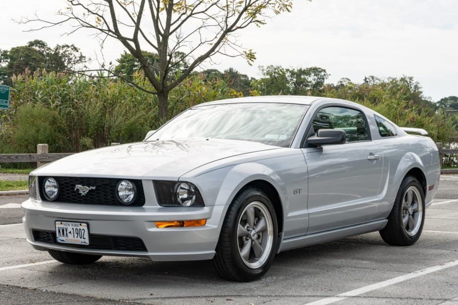 2006 Ford Mustang S197 2005-2014 sold for $15,501