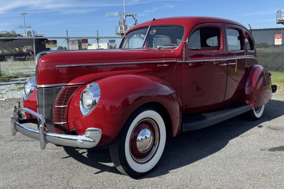 1940 Ford Standard, Deluxe, & Super Deluxe sold for $10,040