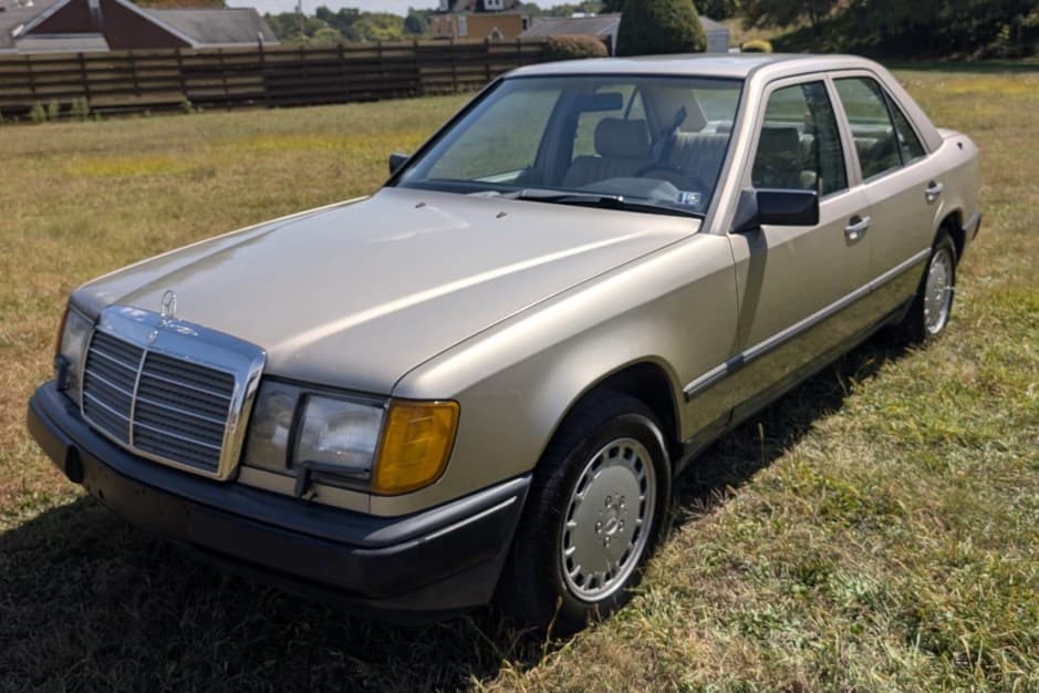 1987 Mercedes-Benz W124 E-Class sold for $14,200