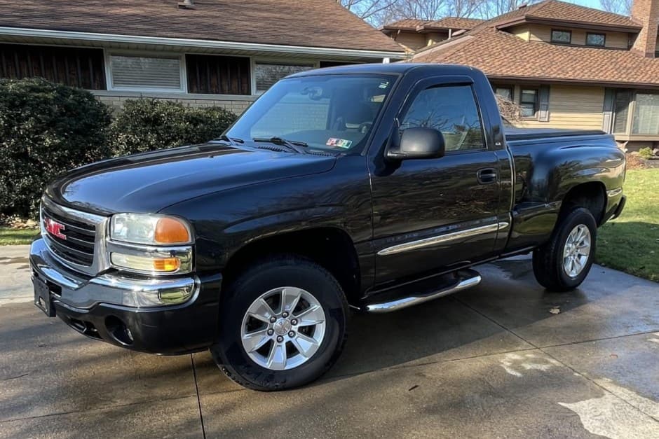 2004 GMC Sierra (GMT800 1999-2007) sold for $18,596