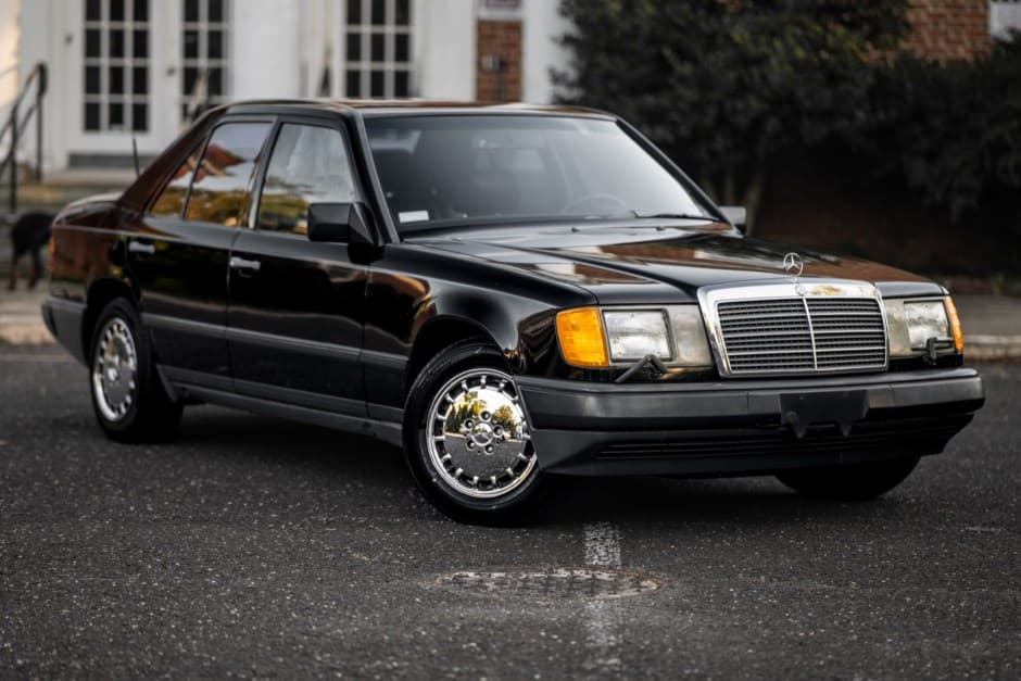 1989 Mercedes-Benz W124 E-Class sold for $7,750