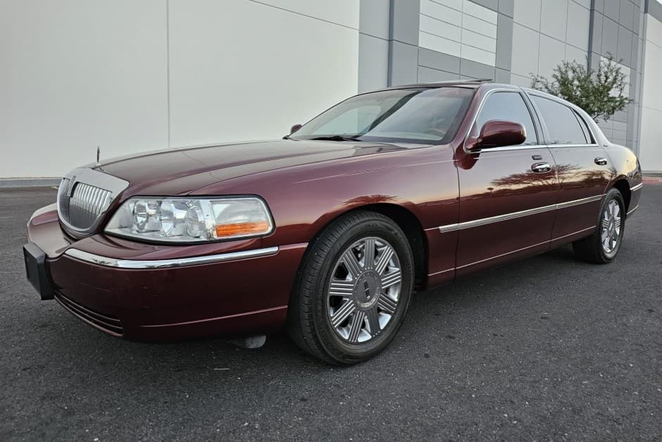 2004 Lincoln Town Car sold for $7,153