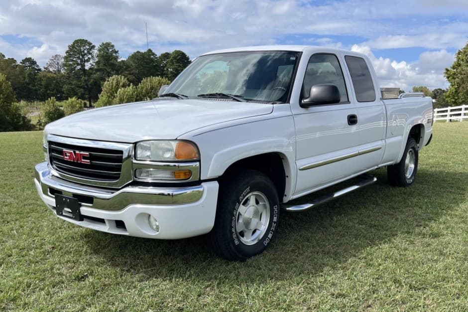 2004 GMC Sierra (GMT800 1999-2007) sold for $21,750