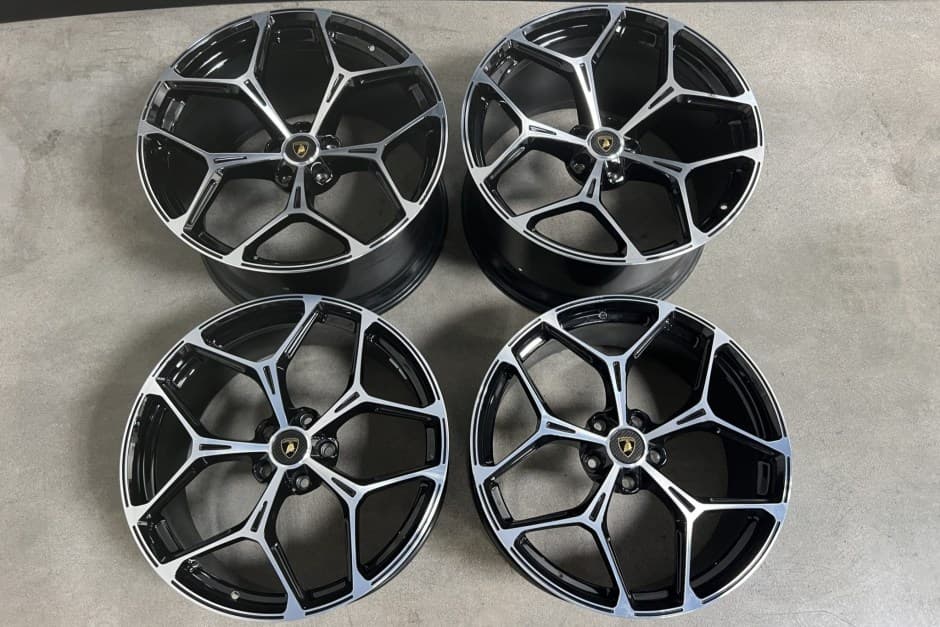 0 Lamborghini Revuelto sold for $4,163