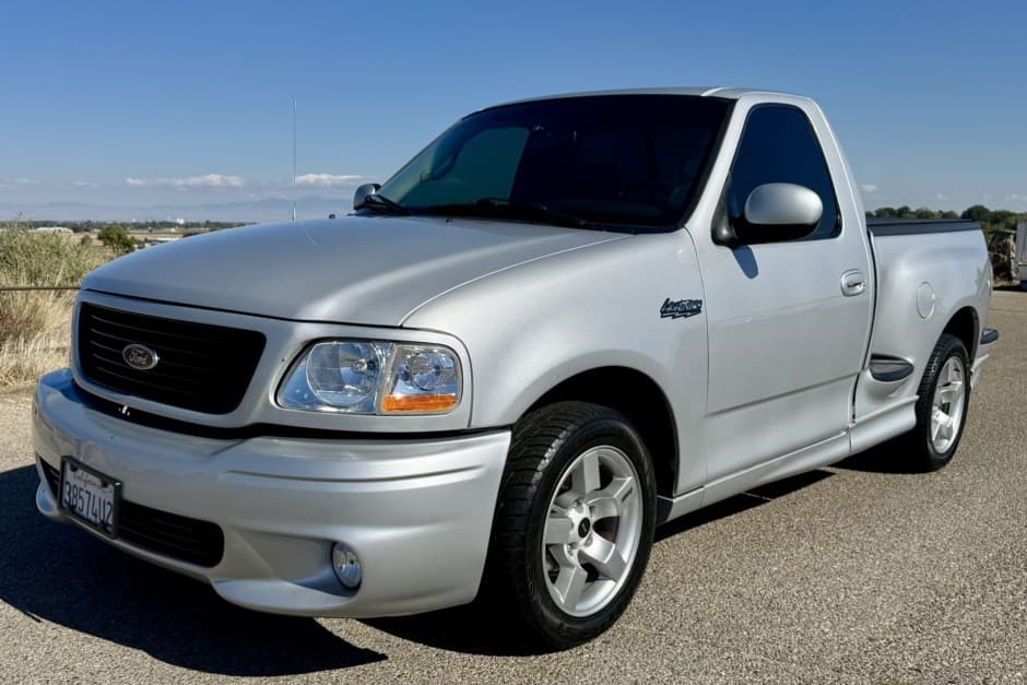 2001 Ford F-150 SVT Lightning sold for $33,710