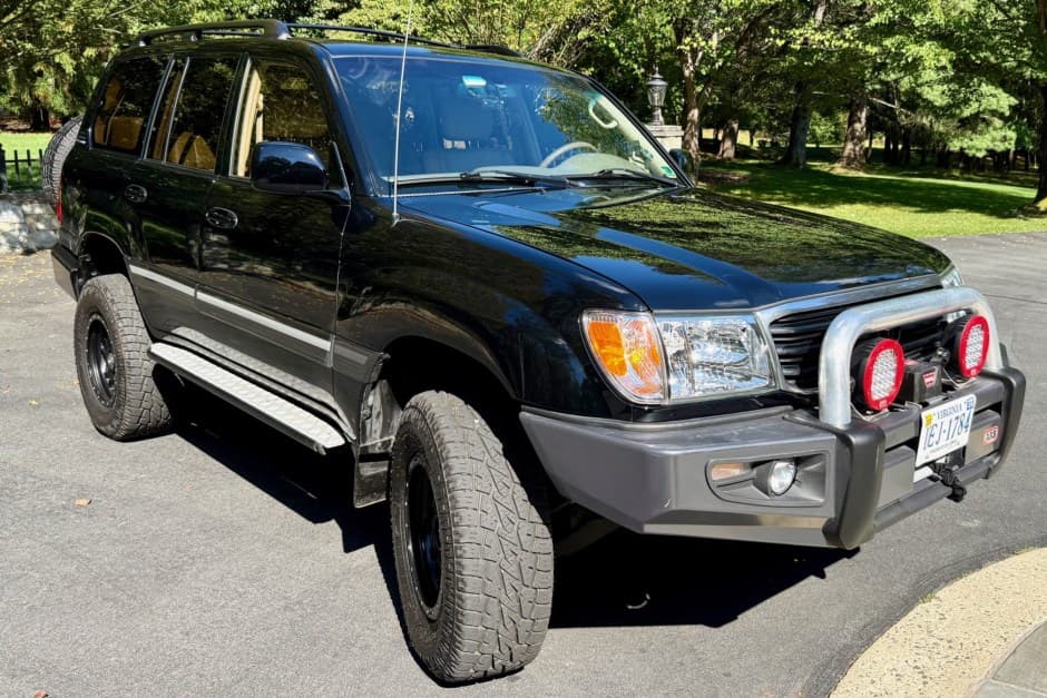 2000 Toyota Land Cruiser 100-Series sold for $17,250