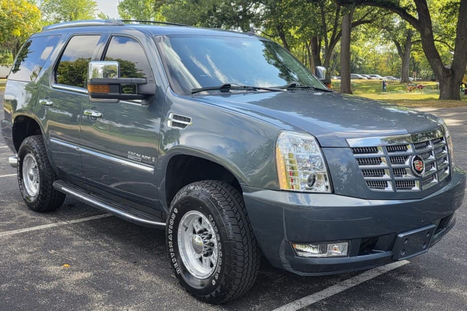 2008 Cadillac Escalade & EXT GMT900 (2007-2014) sold for $11,500