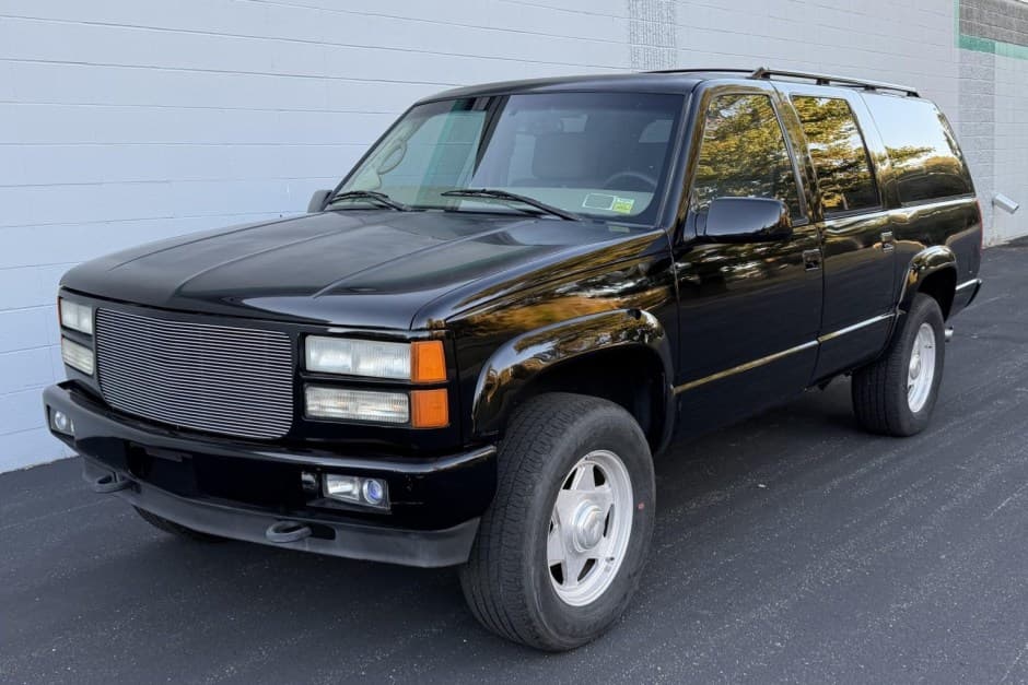1999 GMC Suburban (GMT400 1992-1999) sold for $9,300