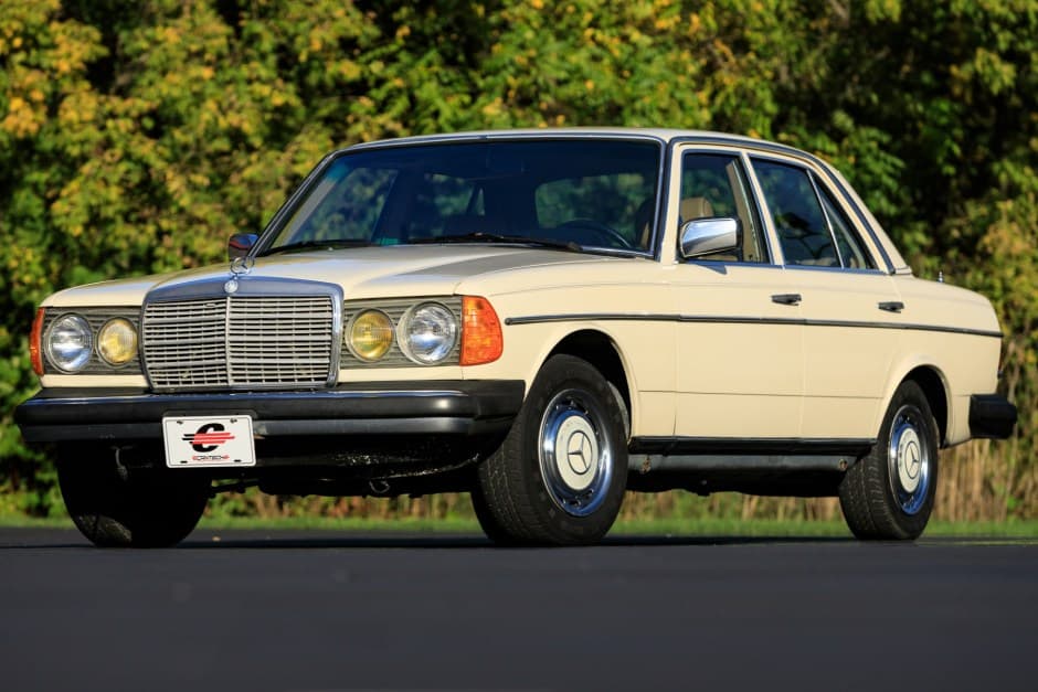 1982 Mercedes-Benz W123 sold for $3,250