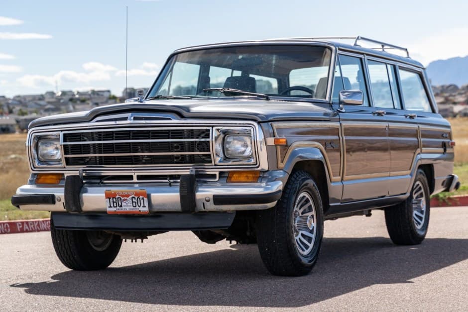 1991 Jeep SJ Grand Wagoneer sold for $17,600