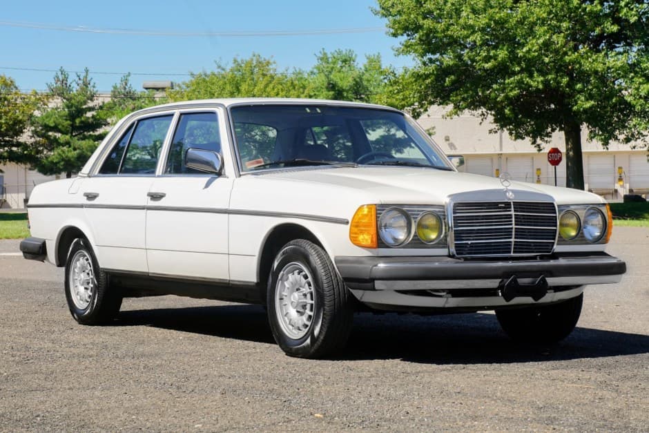 1982 Mercedes-Benz W123 sold for $11,850
