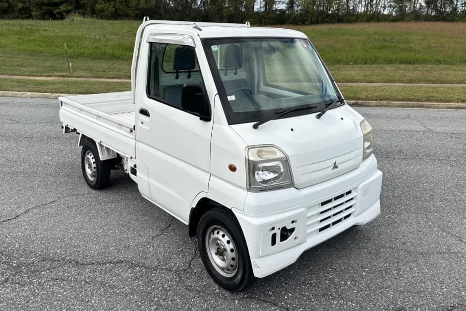 2000 Mitsubishi Minicab sold for $5,351