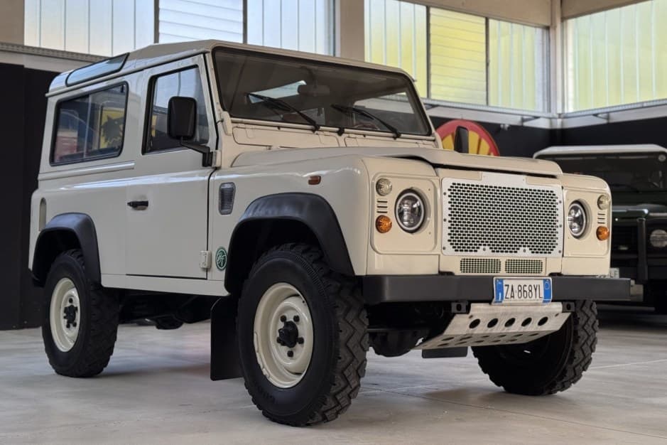 2000 Land Rover 90 / Defender 90 (Euro Spec) sold for $0