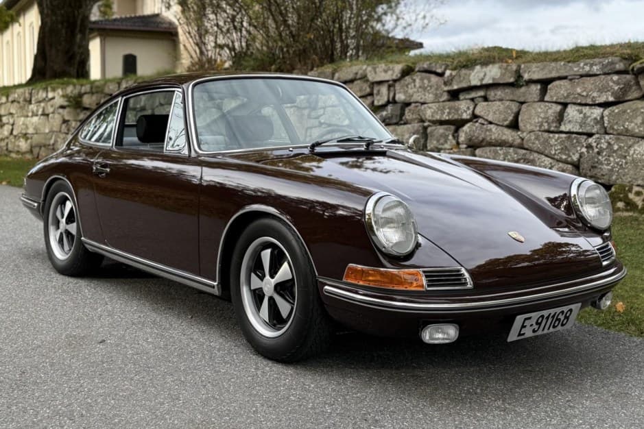 1968 Porsche SWB 911 (1965-1968) sold for $121,000
