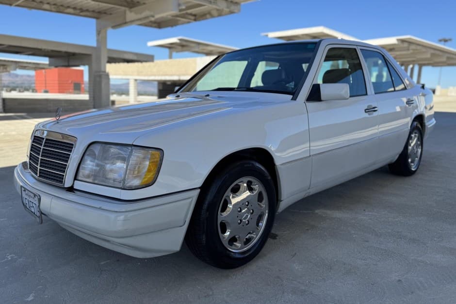 1995 Mercedes-Benz W124 E-Class sold for $6,322