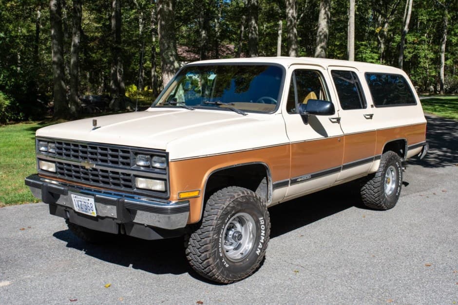 1991 Chevrolet Suburban (1973-1991) sold for $14,400
