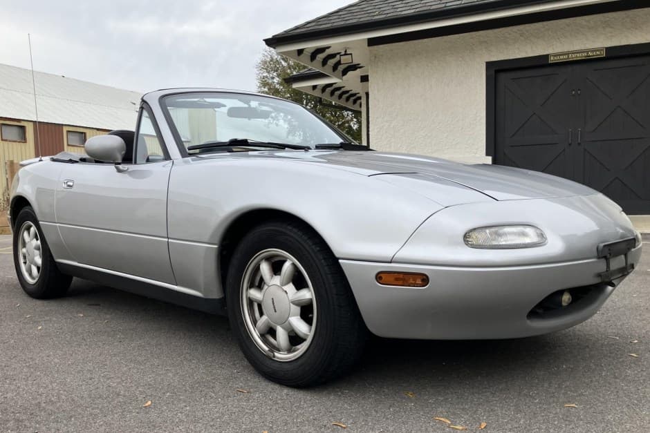 1990 Mazda NA MX-5 Miata sold for $6,088