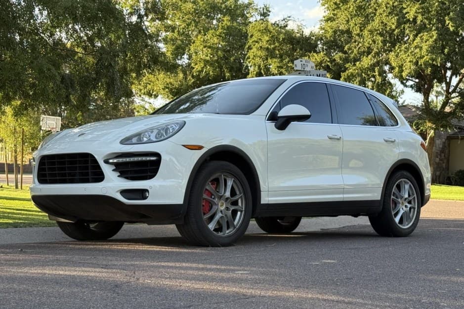 2011 Porsche 958 Cayenne (2011-2018) sold for $13,600
