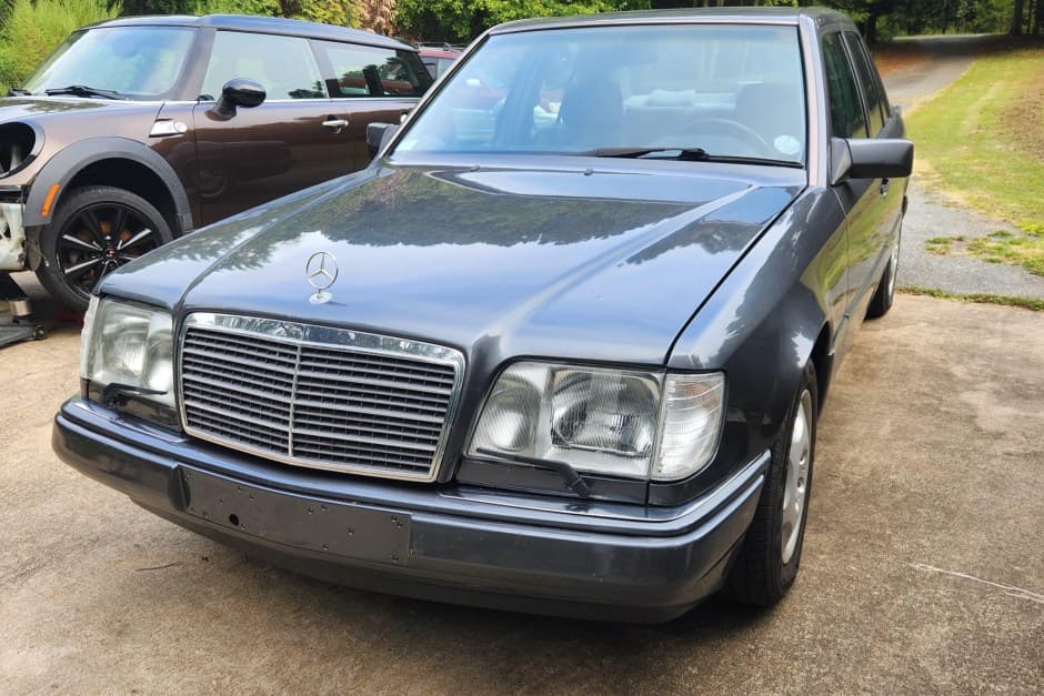 1995 Mercedes-Benz W124 E-Class sold for $5,600