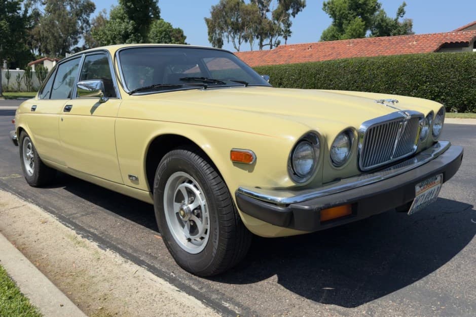1982 Jaguar XJ Series 3 (1980-1992) sold for $5,100