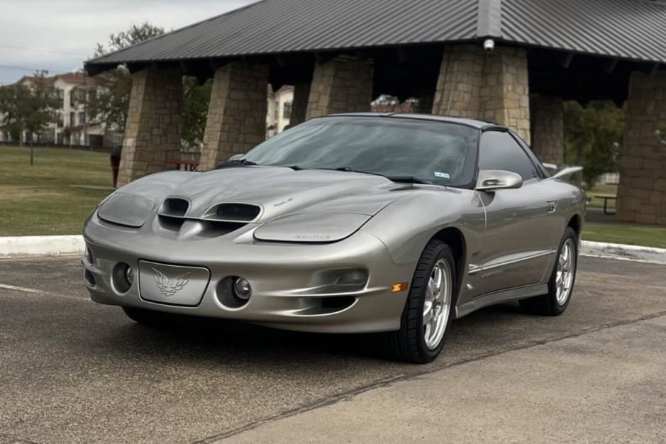 2001 Pontiac Firebird (1993-2002) sold for $19,500