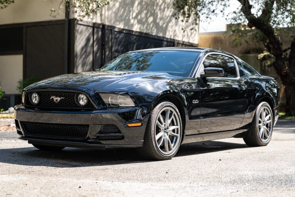 2013 Ford Mustang S197 2005-2014 sold for $16,000