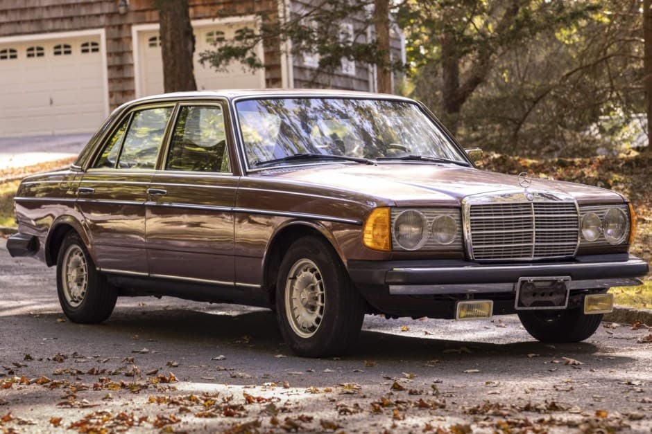 1978 Mercedes-Benz W123 sold for $4,500