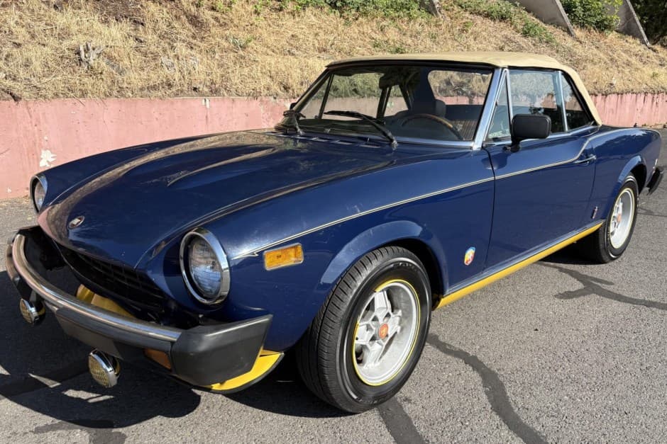 1978 Fiat 124 Spider (1966-1985) sold for $5,200