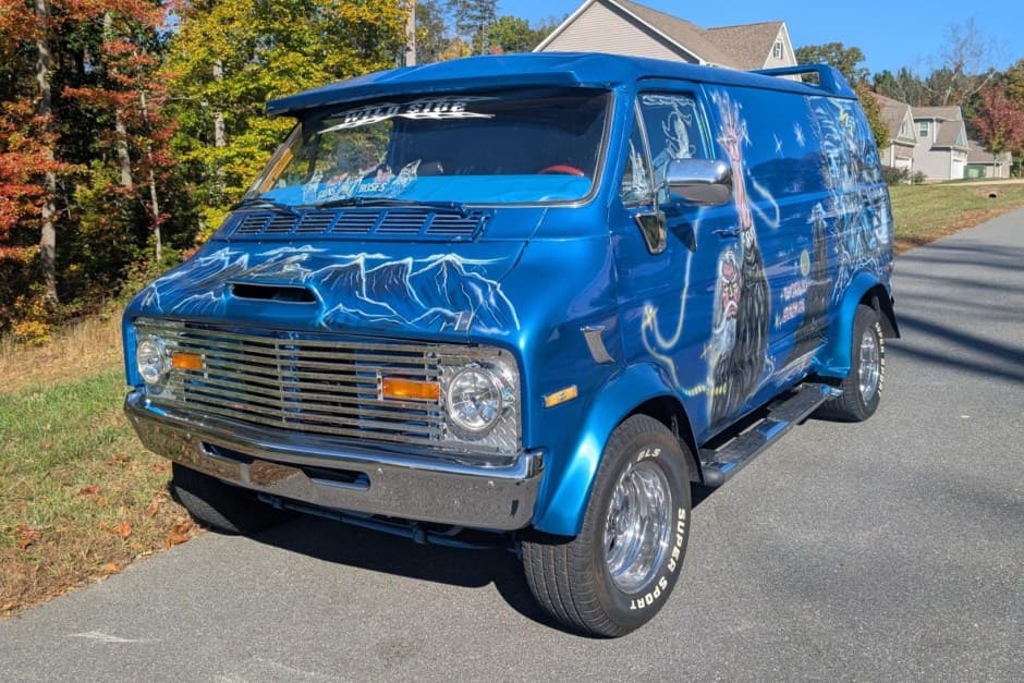 1977 Dodge Tradesman & Sportsman Vans sold for $15,000