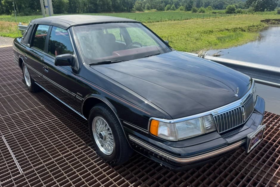 1990 Lincoln Continental (1988-1994) sold for $6,000